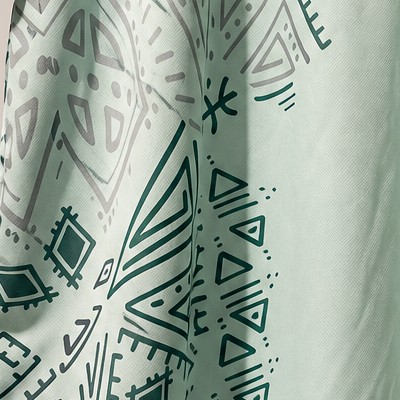 Gros plan des motifs dessinés à la main sur le maillot : losanges, zigzags et signes géométriques inspirés des tribus africaines